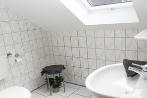 Bathroom - Holiday apartment "Hof Reckermann I" (Linden)