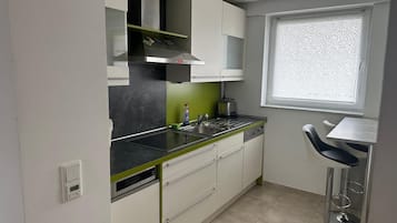 Kylskåp, mikrovågsugn, ugn och spishäll