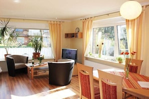 Smart-TV, Kamin, DVD-Player, Bücher