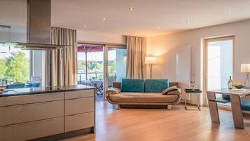 Smart TV, fireplace, stereo