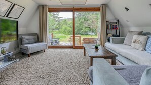 Ein gemütliches Wohnzimmer mit einer Couch, einem Couchtisch und einem Bücherregal.