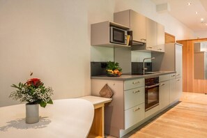 Kühlschrank, Mikrowelle, Herdplatte, Geschirrspüler