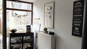A modern interior with a black console table, a radiator, a framed botanical print, and a black floor lamp. - The cozy little house in Theux, near Spa, the F1 circuit, and other attractions (Theux)