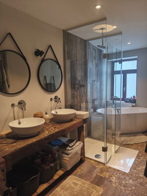 Jetted bath, hair dryer, soap - Vrbo Property (Theux)