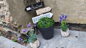 A wall with directional signs pointing to 'CAFE,' 'BISTROT,' and 'BRASSERIE.' - The cozy little house in Theux, near Spa, the F1 circuit, and other attractions (Theux)