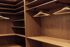 Ein Holzschrank mit mehreren Einlegeböden und Holzhängern.