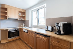 Wasserkocher mit Kaffee-/Teezubehör, Kühlschrank, Mikrowelle, Herdplatte