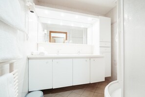 Shower - Apartment Good Mood / Feel Free (Burg Reuland)