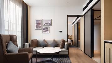 Premier-Suite, 1 King-Bett, Stadtblick | Hochwertige Bettwaren, Daunenbettdecken, Zimmersafe