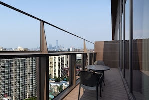 Premier Suite, 1 King Bed, City View | Premium bedding, down duvets, in-room safe, blackout curtains - Four Points by Sheraton Beijing, South Railway Station (Beijing)