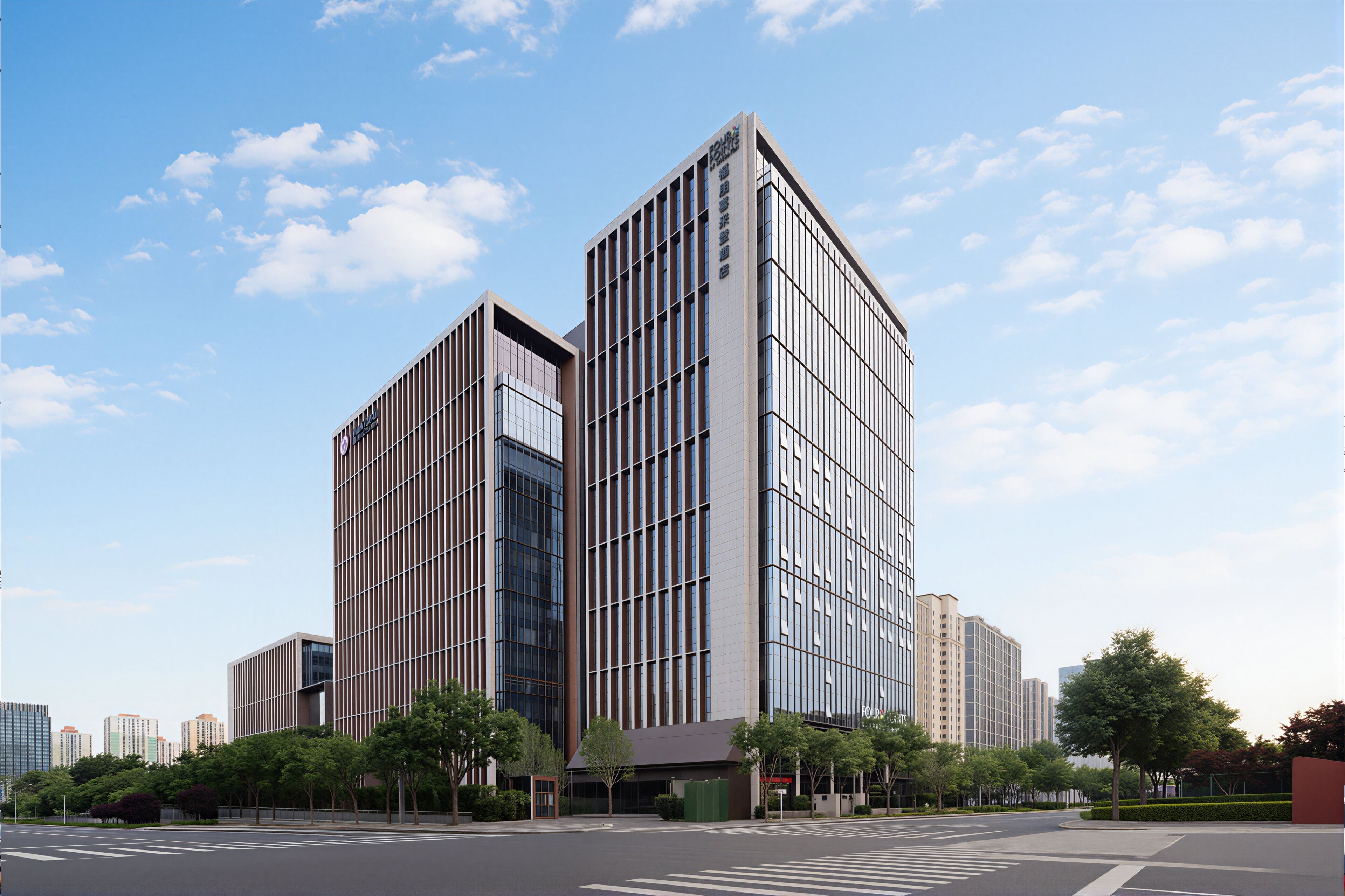 Un edifici modern i alt, amb façana de vidre, situat en un entorn urbà sota un cel clar.