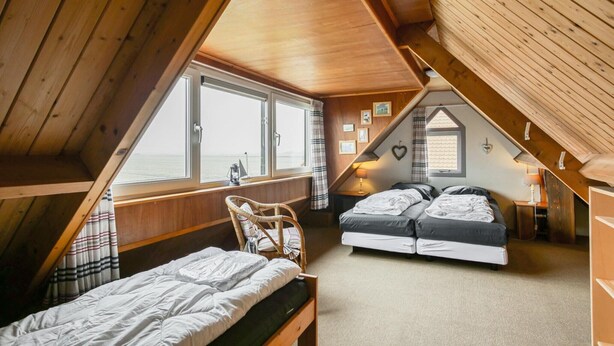 A room with two beds, a window, and a view of the sea. - Pet-friendly home in Callanstoog near beach (Callantsoog)