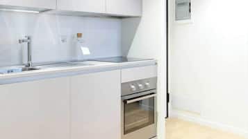 Wasserkocher mit Kaffee-/Teezubehör, Kühlschrank, Mikrowelle, Ofen