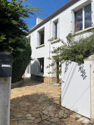 Just a short walk from the ocean! Spacious house with garden and patio, 3 bedrooms—perfect for families