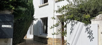 Just a short walk from the ocean! Spacious house with garden and patio, 3 bedrooms—perfect for families