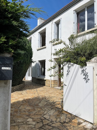 Just a short walk from the ocean! Spacious house with garden and patio, 3 bedrooms—perfect for families