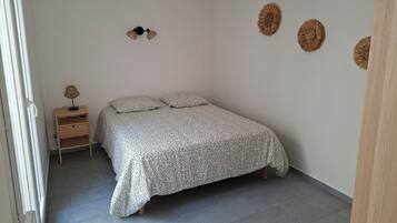 Iron/ironing board, free WiFi, bed sheets