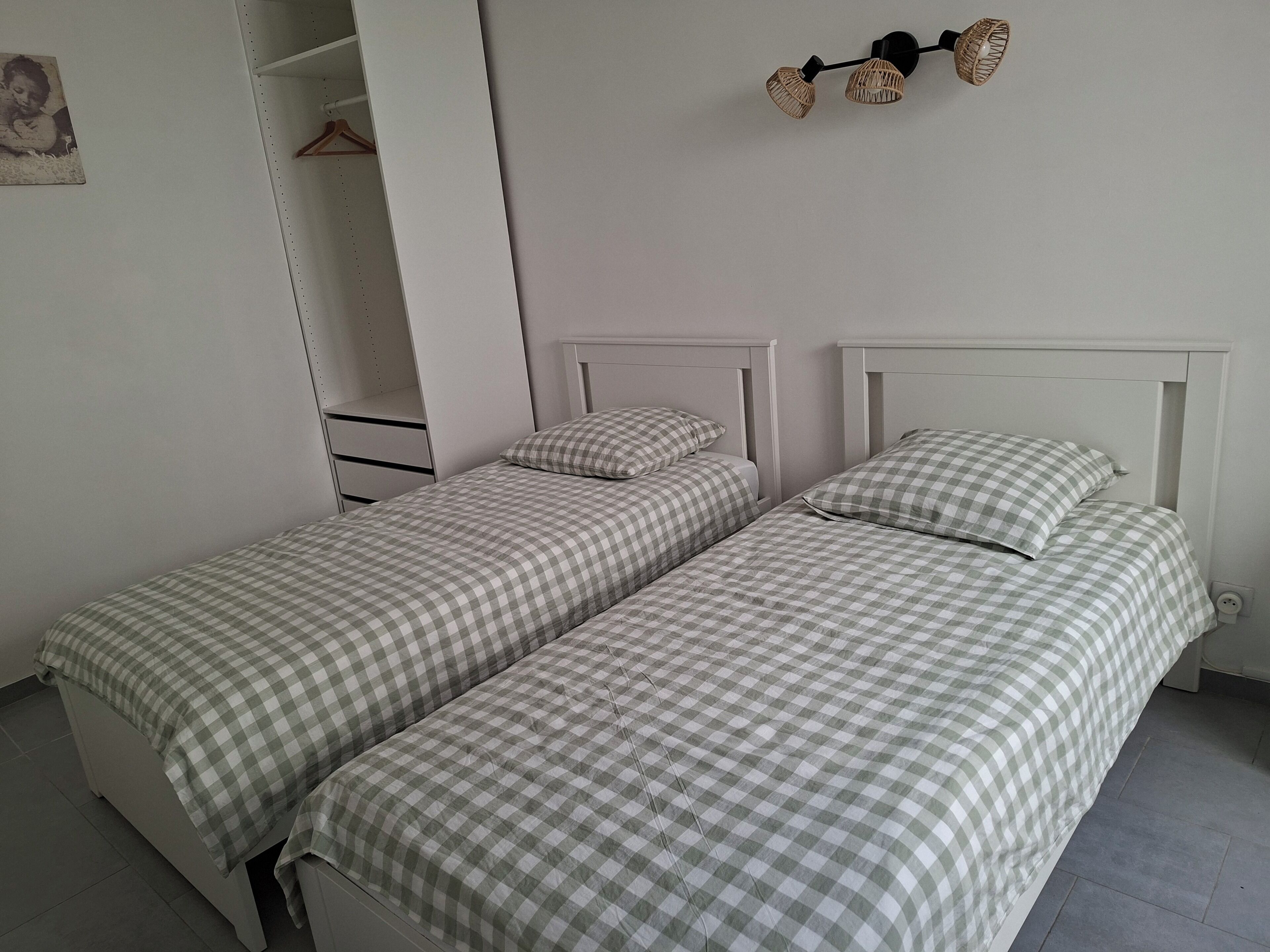 Een strijkplank/strijkijzer, gratis wifi, beddengoed