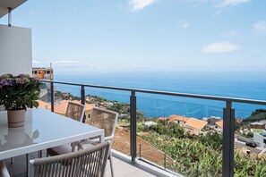 Outdoor dining - Canhas Ocean View (Madeira)