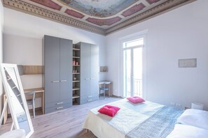 Tabla de planchar con plancha, wifi gratis y ropa de cama 