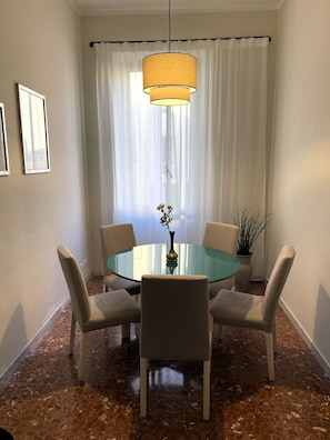 Dining - Vrbo Property (Roma)