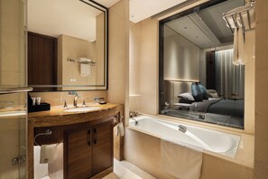 Separate bathtub and shower, hair dryer, slippers, towels - Yancheng Yingbin Hotel (Yancheng)