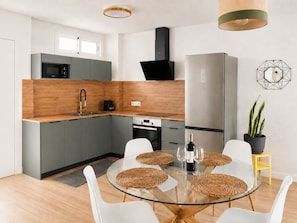 Private kitchen - Spacious 3-bedroom apartment in peaceful Maspalomas with AC (Maspalomas)