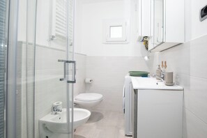 Bathroom - Vrbo Property (Genova)