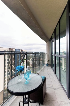 Departamento de lujo, balcón, vista a la ciudad | Vista del balcón