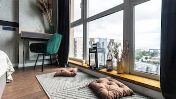 Luxe appartement, balkon, uitzicht op de stad | Hypoallergeen beddengoed, verduisterende gordijnen
