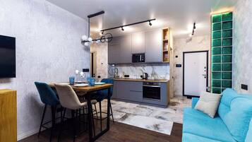 Luxe appartement, balkon, uitzicht op de stad | Woonruimte | Een 42-inch smart-tv met kabelzenders