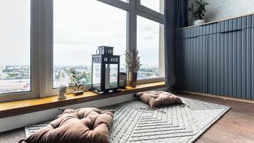Lyxlägenhet - balkong - utsikt mot staden | Allergitestade sängkläder och mörkläggningsgardiner