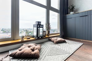 Departamento de lujo, balcón, vista a la ciudad | Ropa de cama hipoalergénica y cortinas blackout