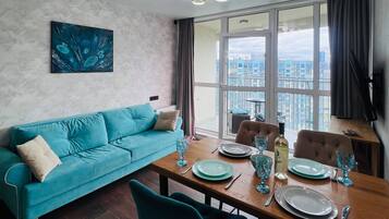Luksus-lejlighed - balkon - byudsigt | Opholdsområde | 42-tommers smart-tv med kabelkanaler