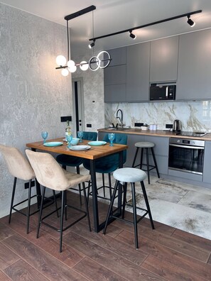 Luksus-lejlighed - balkon - byudsigt | Privat køkken | Elkedel, bordgrill, Rengøringsmidler, fryser
