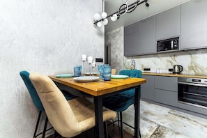 Apartamento superluxo, sacada, vista para a cidade | Cozinha privada | Chaleira elétrica, chapa, produtos de limpeza, freezer