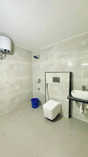 Habitació doble clàssica | Bany | Dutxa, articles de tocador gratuïts, tovalloles i sabó 