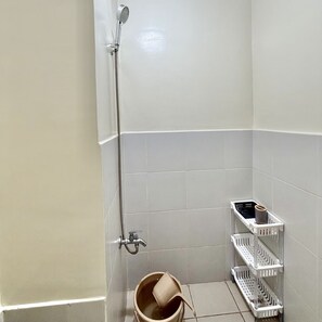 Dusche, Haartrockner, Bidet, Handtücher