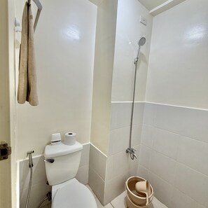 Bathroom - EDSA Cozy City View Stay by Easy Properties (Mandaluyong City)