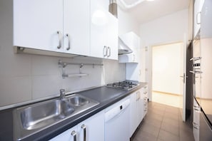 Wasserkocher mit Kaffee-/Teezubehör, Kühlschrank, Mikrowelle, Ofen
