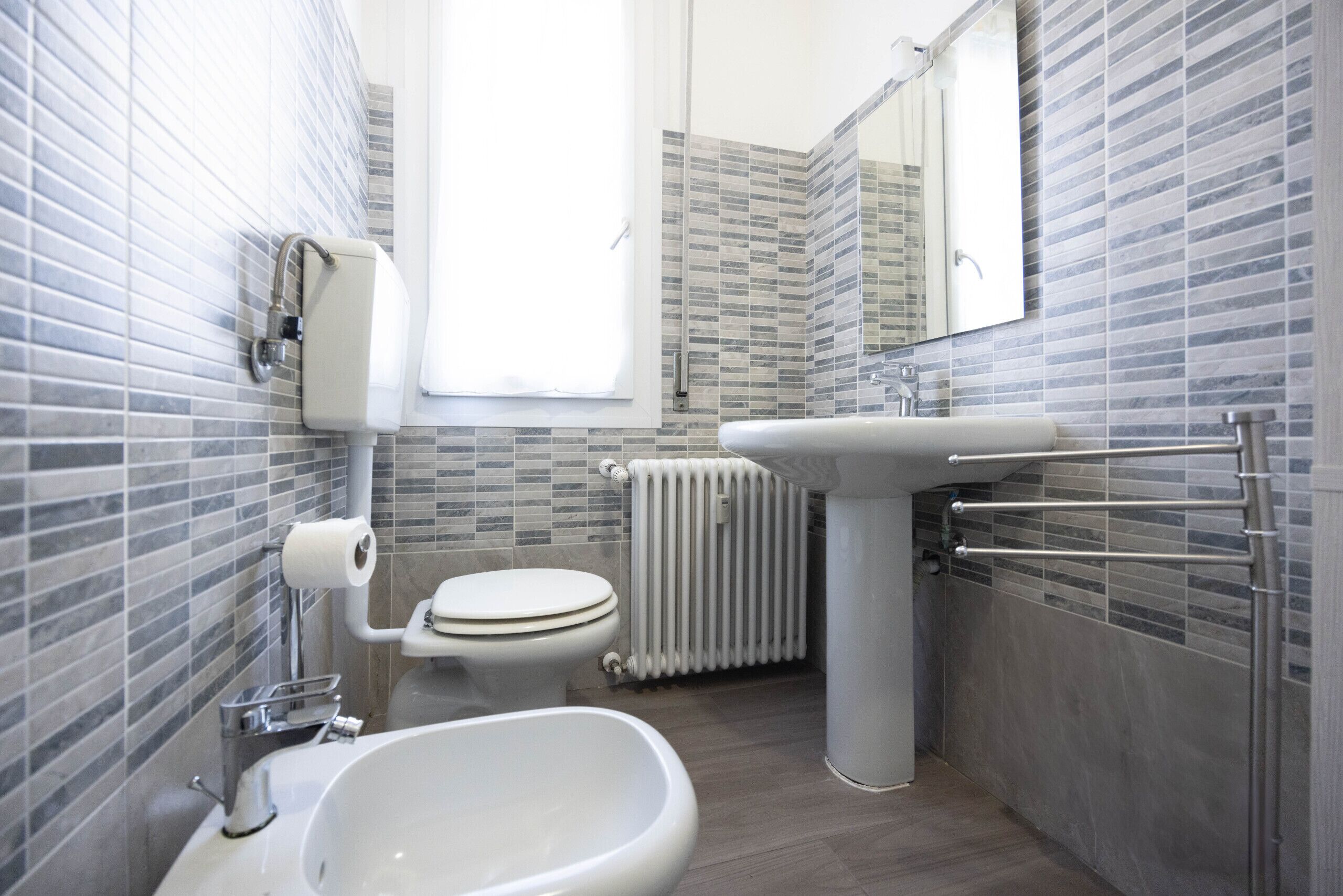 Douche, sèche-cheveux, bidet, serviettes fournies