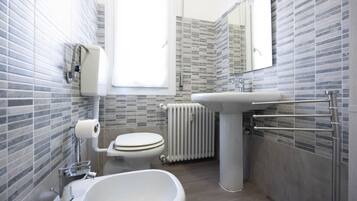Douche, sèche-cheveux, bidet, serviettes fournies