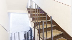 Una scala con ringhiere in metallo e gradini in legno.