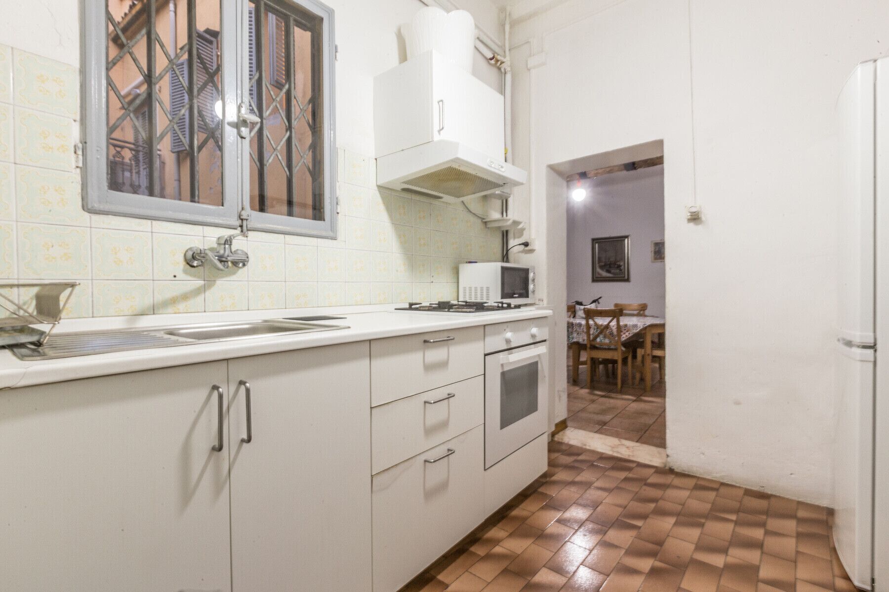Fridge, oven, coffee/tea maker, electric kettle