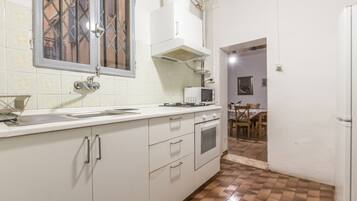 Fridge, oven, coffee/tea maker, electric kettle