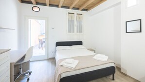 A bedroom with a bed, a desk, and a chair. - Borgo San Pietro Garden (Bologna)