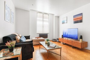 City-Apartment, 1 Doppelbett und Schlafsofa, Nichtraucher | Wohnbereich | 40-Zoll-Flachbildfernseher mit Kabelempfang
