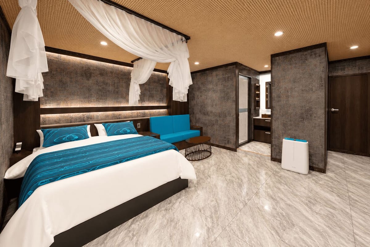 Suite, Smoking | WiFi (free), bed sheets