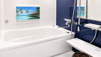 Luxury Double Room, Smoking | Bathroom | Separate tub and shower, free toiletries, hair dryer, electronic bidet