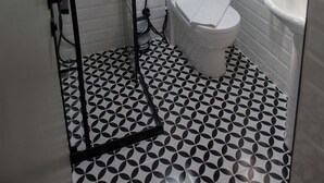 Un baño con ducha, inodoro y lavamanos.